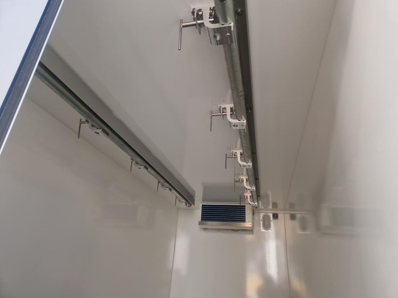 Tiefkühlanhänger AZK 3534/156 336x146x220cm Rohrbahnen Govi Kälteaggregat 3500kg - Chladírenský přívěs: obrázek 3 Tiefkühlanhänger AZK 3534/156 336x146x220cm Rohrbahnen Govi Kälteaggregat 3500kg - Chladírenský přívěs: obrázek 3