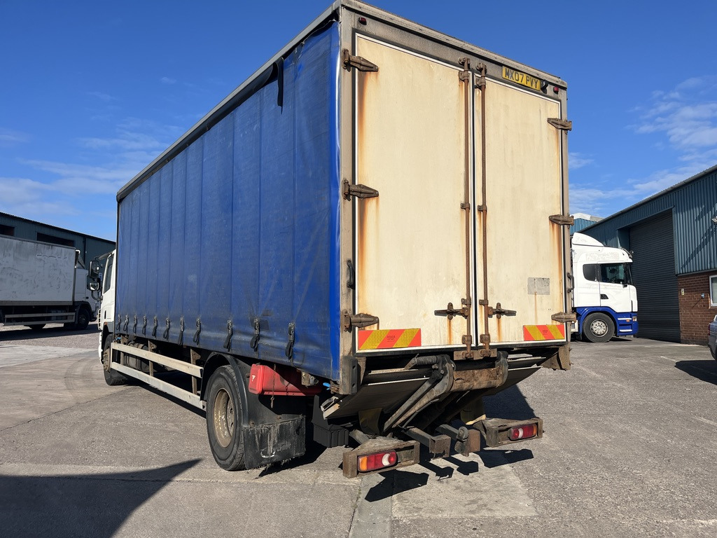 Daf 65CF 220 4x2 Curtain side - Plachtový nákladní auto: obrázek 3 Daf 65CF 220 4x2 Curtain side - Plachtový nákladní auto: obrázek 3