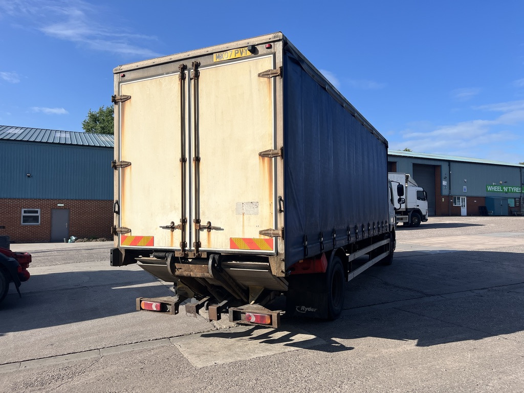 Daf 65CF 220 4x2 Curtain side - Plachtový nákladní auto: obrázek 4 Daf 65CF 220 4x2 Curtain side - Plachtový nákladní auto: obrázek 4