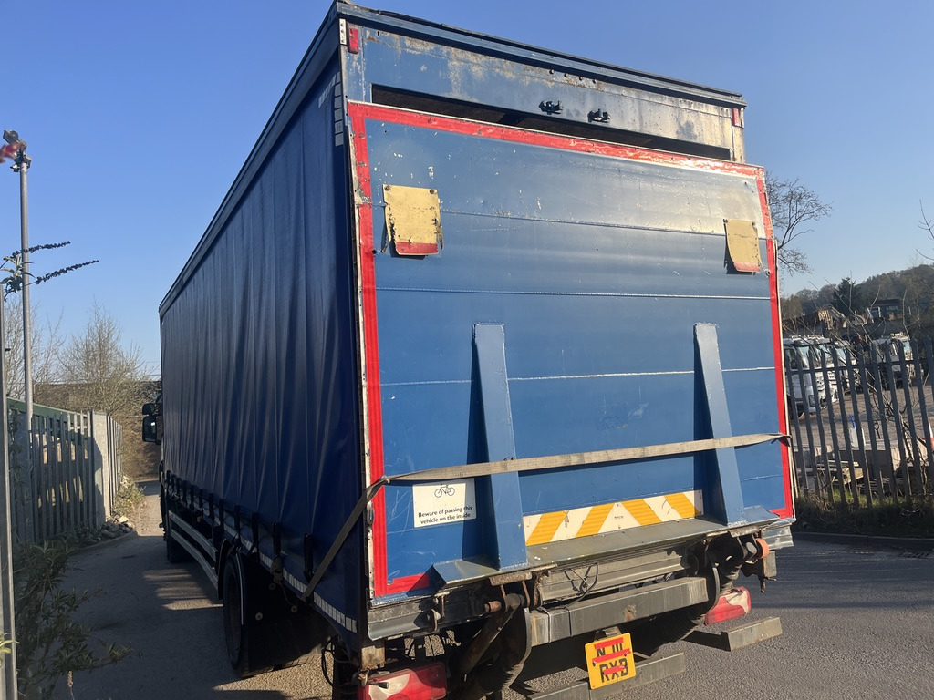 Scania P230 4x2 Curtain side - Plachtový nákladní auto: obrázek 4 Scania P230 4x2 Curtain side - Plachtový nákladní auto: obrázek 4