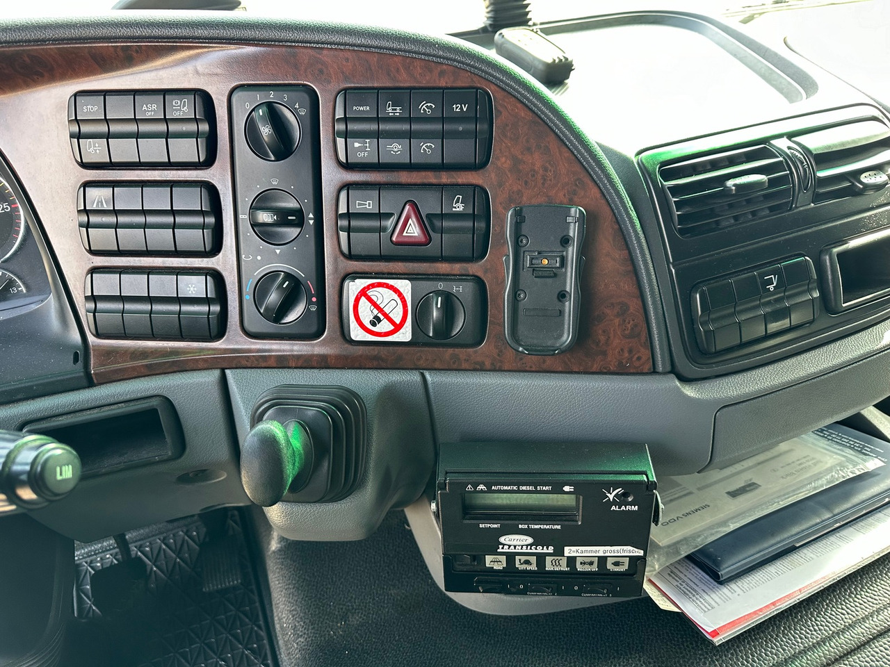 Interior photo 2: Chladírenský nákladní automobil MERCEDES-BENZ Actros 18.36 Kühler Hebebühne