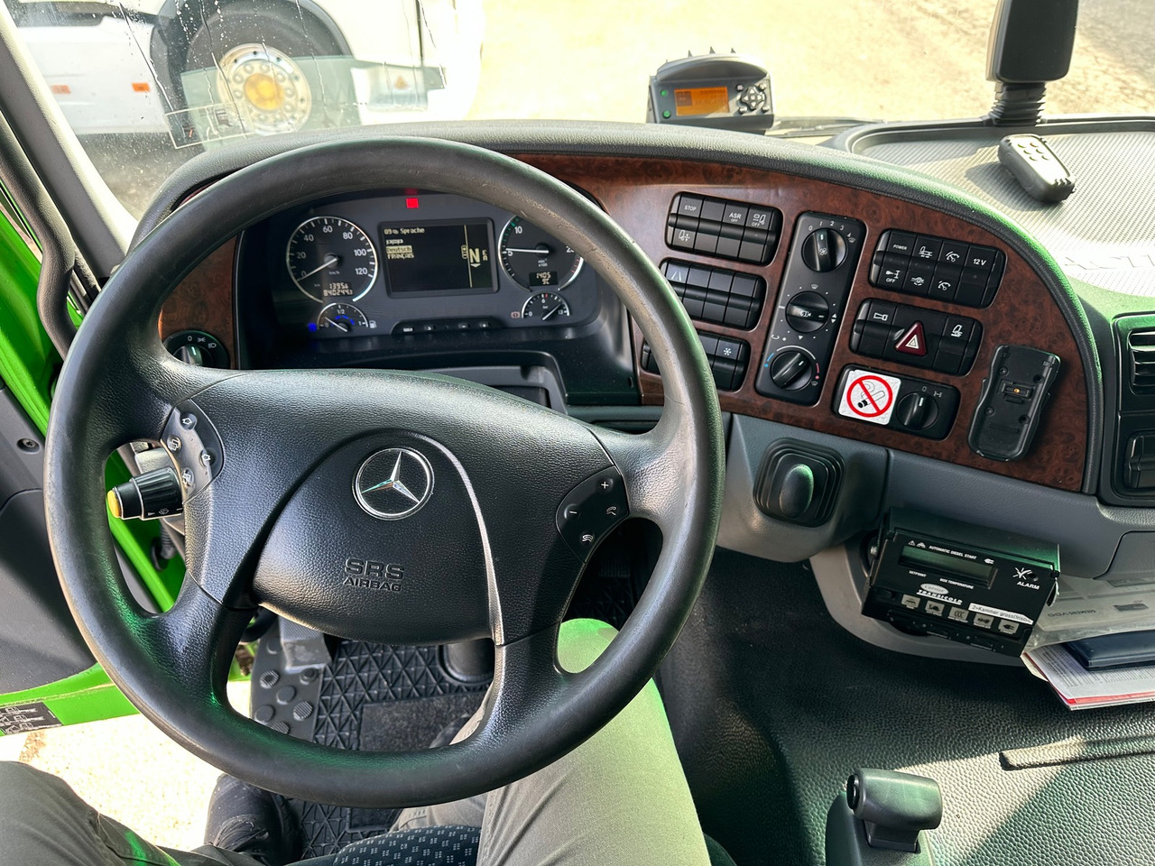 Interior photo 1: Chladírenský nákladní automobil MERCEDES-BENZ Actros 18.36 Kühler Hebebühne