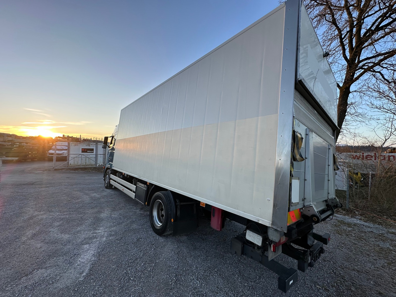 VOLVO FH 400 4x2 Kühler - Chladírenský nákladní automobil: obrázek 3 VOLVO FH 400 4x2 Kühler - Chladírenský nákladní automobil: obrázek 3