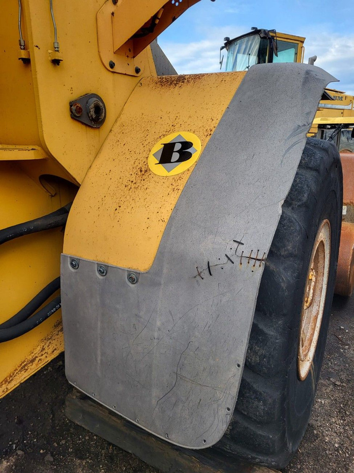 Volvo right front mudguard - Náhradní díly pro Kolový nakladač: obrázek 1 Volvo right front mudguard - Náhradní díly pro Kolový nakladač: obrázek 1