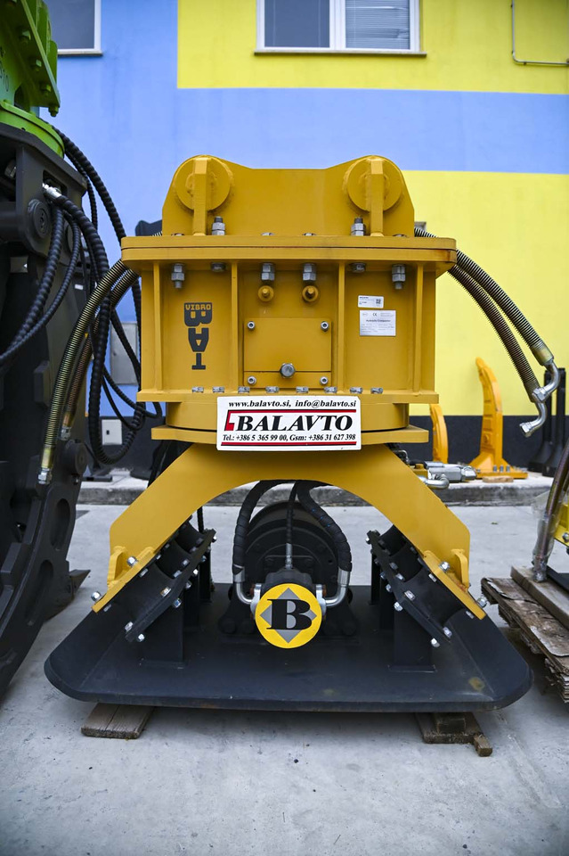 Plate compactor VIBROBAT 08 with rotator - Příslušenství pro Rýpadlo: obrázek 1 Plate compactor VIBROBAT 08 with rotator - Příslušenství pro Rýpadlo: obrázek 1