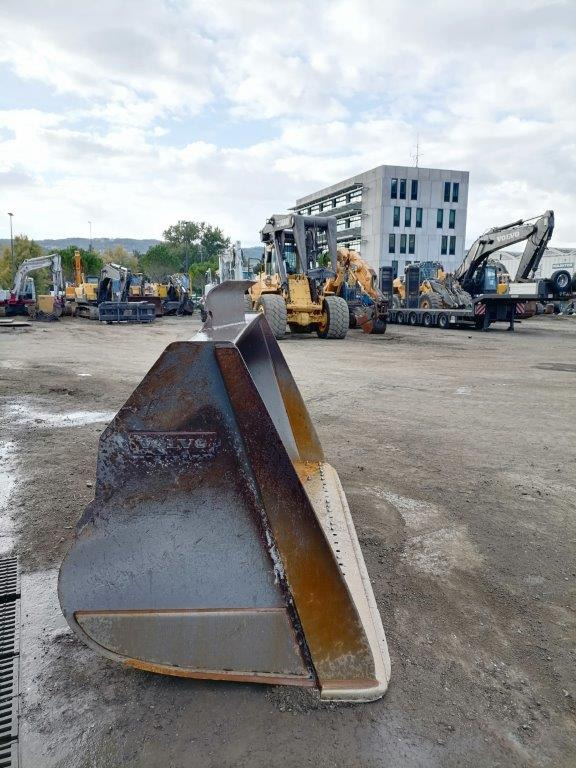 VOLVO loader bucket 2800 mm - Nakládací lžíce pro Kolový nakladač: obrázek 3 VOLVO loader bucket 2800 mm - Nakládací lžíce pro Kolový nakladač: obrázek 3