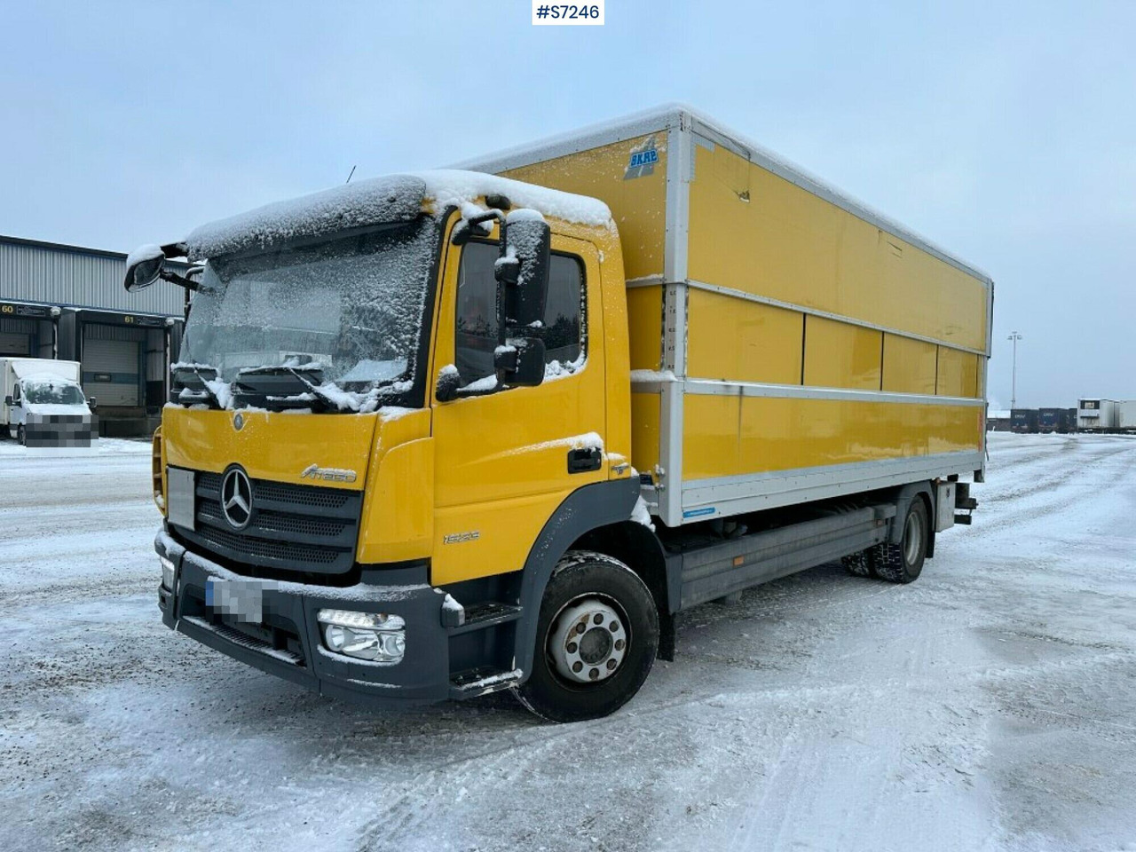 Box truck Mercedes Benz Atego 1523 with high and sinkable roof - Skříňový nákladní auto: obrázek 1 Box truck Mercedes Benz Atego 1523 with high and sinkable roof - Skříňový nákladní auto: obrázek 1
