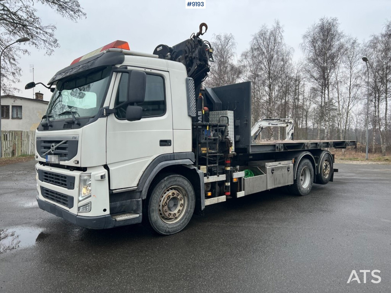 Crane truck VOLVO FM 6*2 with Flatbed and Gravel flatbed (See Video) - Auto s hydraulickou rukou: obrázek 1 Crane truck VOLVO FM 6*2 with Flatbed and Gravel flatbed (See Video) - Auto s hydraulickou rukou: obrázek 1
