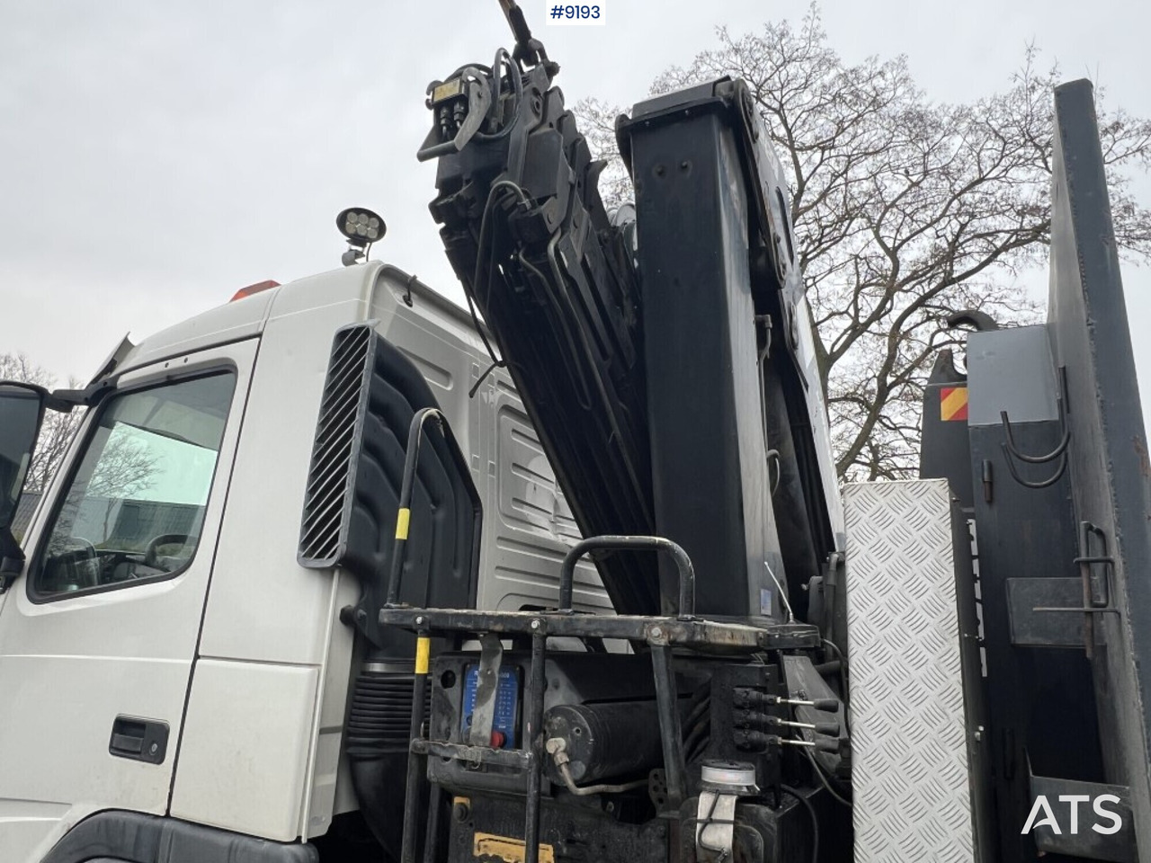 Crane truck VOLVO FM 6*2 with Flatbed and Gravel flatbed (See Video) - Auto s hydraulickou rukou: obrázek 4 Crane truck VOLVO FM 6*2 with Flatbed and Gravel flatbed (See Video) - Auto s hydraulickou rukou: obrázek 4