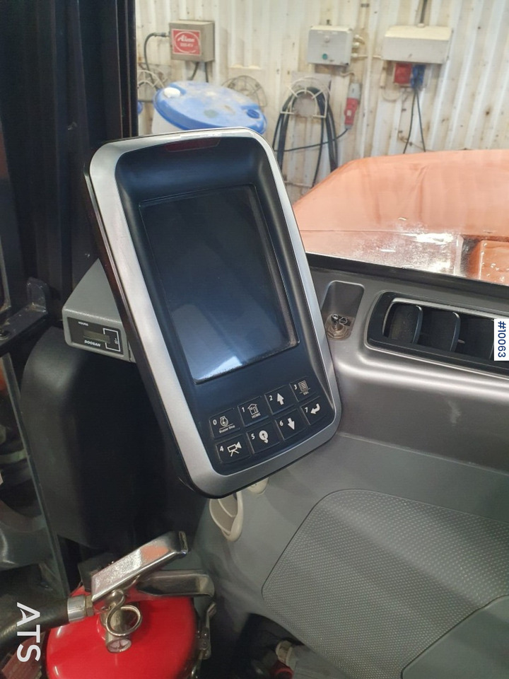 Doosan DX85R-3 Crawler Excavator with tiltrotator and attachments leasing Doosan DX85R-3 Crawler Excavator with tiltrotator and attachments: obrázek 15 Doosan DX85R-3 Crawler Excavator with tiltrotator and attachments leasing Doosan DX85R-3 Crawler Excavator with tiltrotator and attachments: obrázek 15