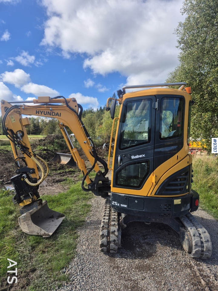 Hyundai 25Z-9AK mini excavator with tiltrotator and attachments - Mini rýpadlo: obrázek 1 Hyundai 25Z-9AK mini excavator with tiltrotator and attachments - Mini rýpadlo: obrázek 1