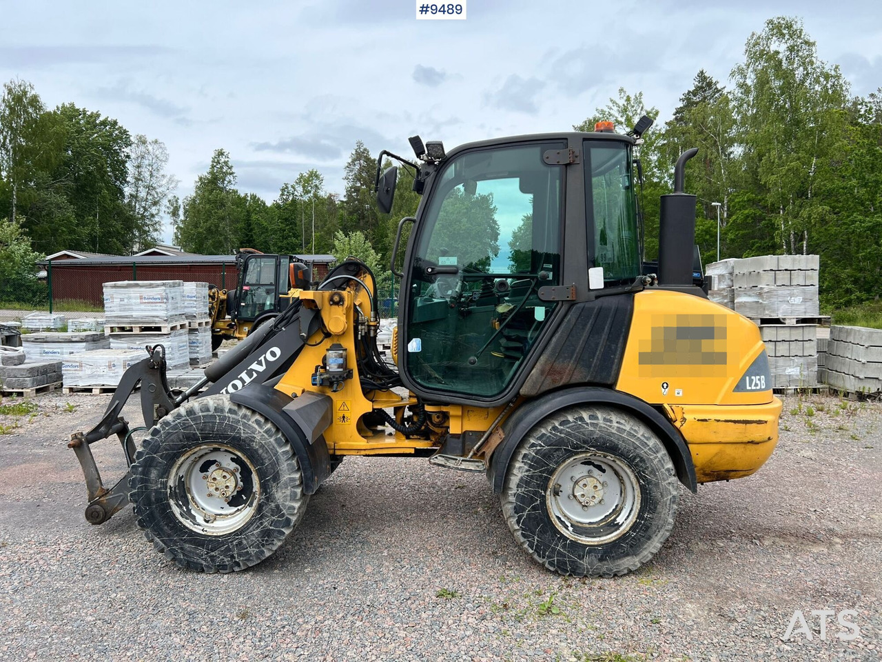 Volvo L25 B with tools (VIDEO) - Kolový nakladač: obrázek 3 Volvo L25 B with tools (VIDEO) - Kolový nakladač: obrázek 3
