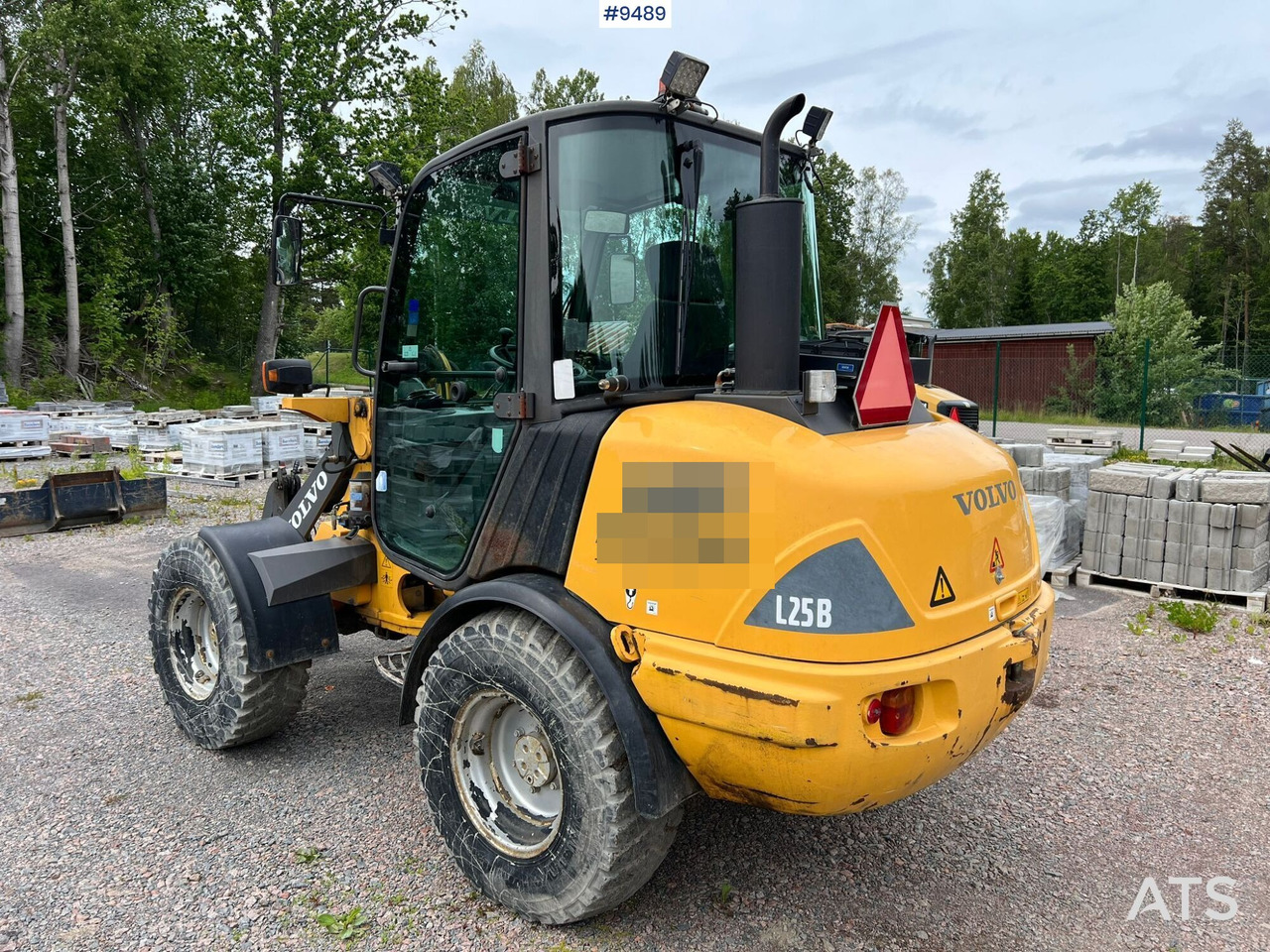 Volvo L25 B with tools (VIDEO) - Kolový nakladač: obrázek 4 Volvo L25 B with tools (VIDEO) - Kolový nakladač: obrázek 4
