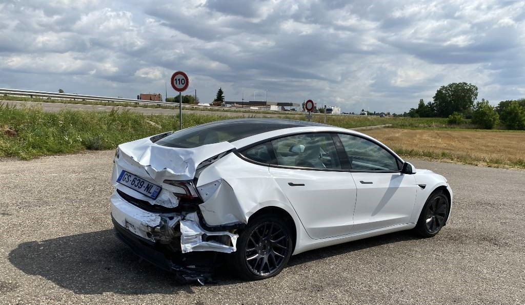 Tesla MODEL 3 5YJ3 Carte Grise Française endommagée - Osobní auto: obrázek 4 Tesla MODEL 3 5YJ3 Carte Grise Française endommagée - Osobní auto: obrázek 4