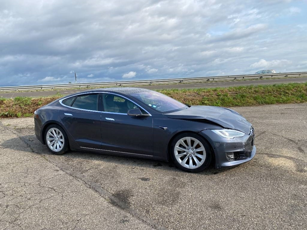 Tesla MODEL S 100D Carte Grise Française endommagée - Osobní auto: obrázek 3 Tesla MODEL S 100D Carte Grise Française endommagée - Osobní auto: obrázek 3