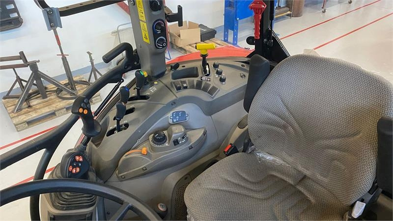 Case IH Farmall 100C - Traktor: obrázek 5 Case IH Farmall 100C - Traktor: obrázek 5