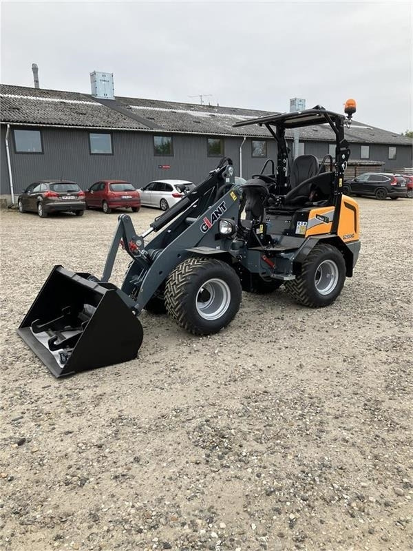 GiANT G2500HD Med skovl og pallegaffel - Kloubový nakladač: obrázek 2 GiANT G2500HD Med skovl og pallegaffel - Kloubový nakladač: obrázek 2