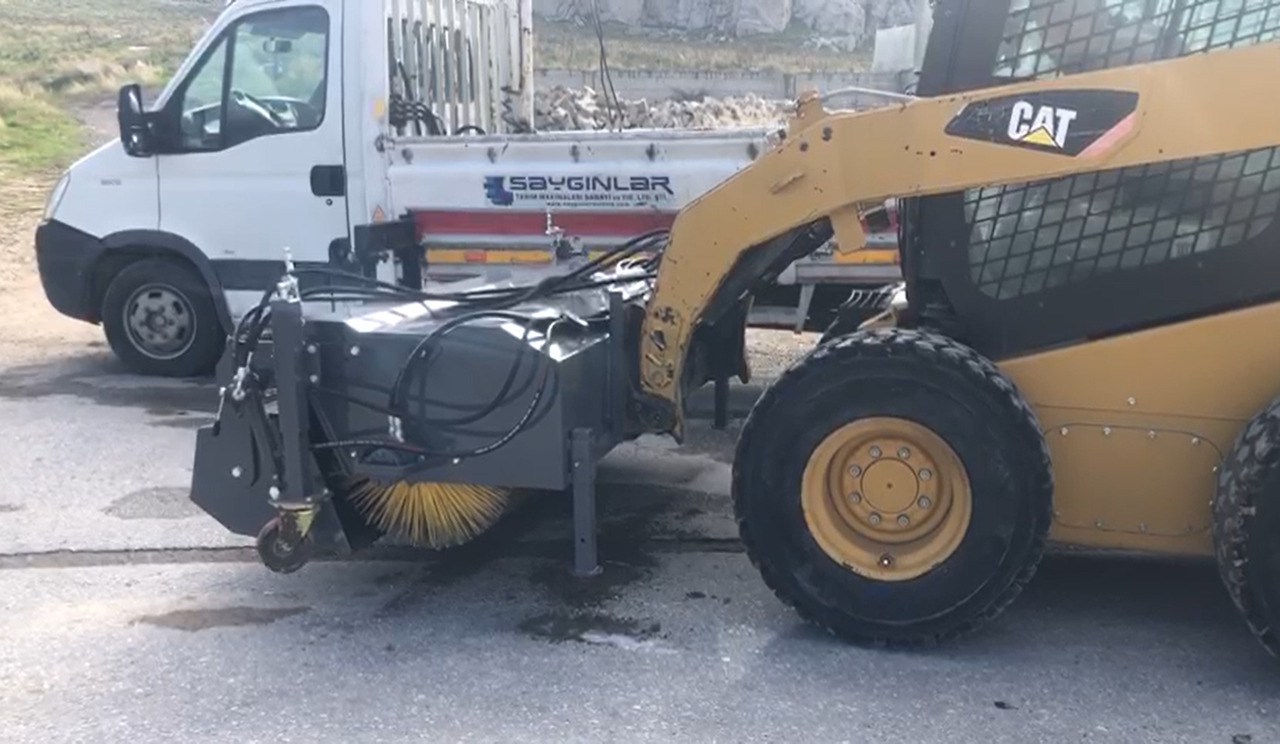 SAYGINLAR SKID STEER MOUNTED ROAD SWEEPER - Zametač pro Smykový nakladač: obrázek 1 SAYGINLAR SKID STEER MOUNTED ROAD SWEEPER - Zametač pro Smykový nakladač: obrázek 1