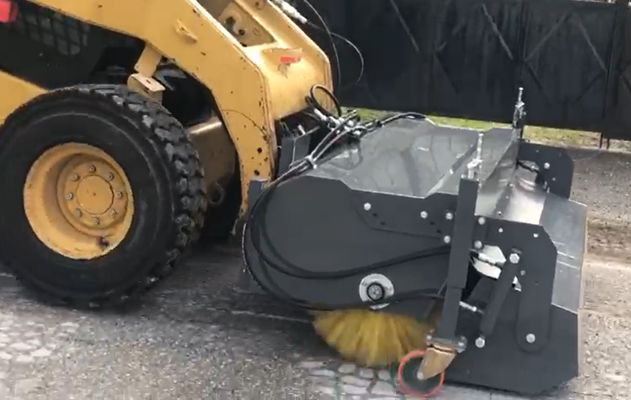 SAYGINLAR SKID STEER MOUNTED ROAD SWEEPER - Zametač pro Smykový nakladač: obrázek 2 SAYGINLAR SKID STEER MOUNTED ROAD SWEEPER - Zametač pro Smykový nakladač: obrázek 2
