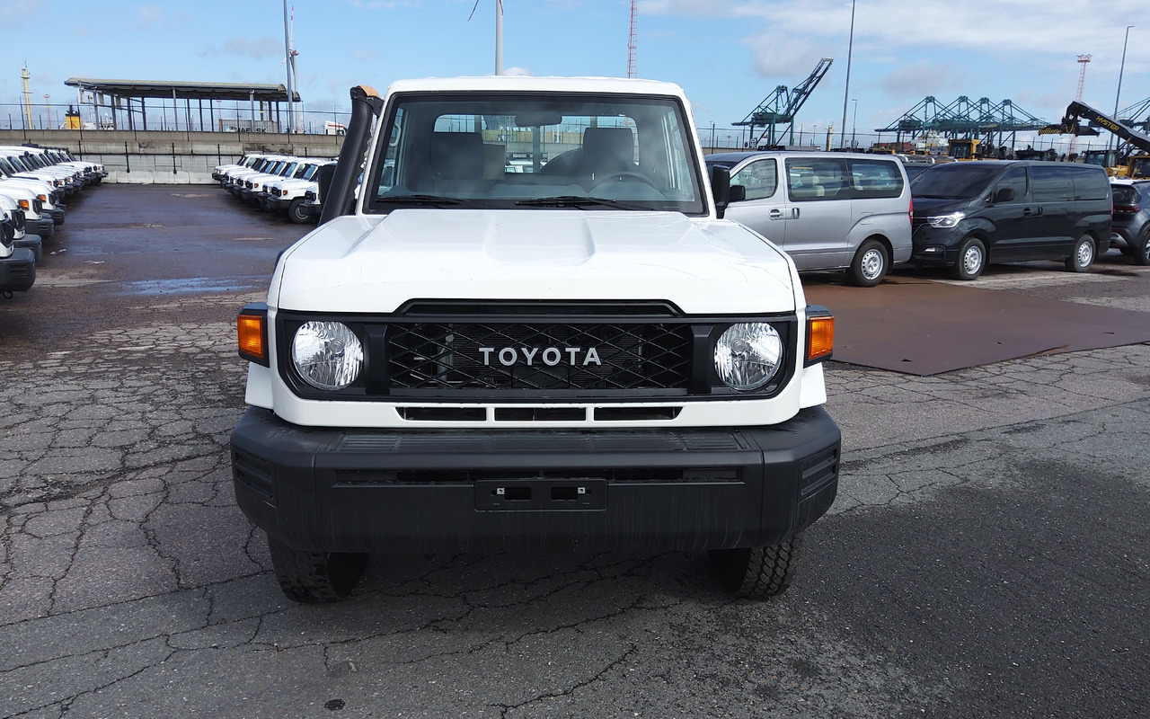 Toyota Land cruiser 79 hzj 79 single cab 4.2L Diesel Manual FACELIFT DIFF LOCK+FREEWHEEL HUB - Pick-up: obrázek 4 Toyota Land cruiser 79 hzj 79 single cab 4.2L Diesel Manual FACELIFT DIFF LOCK+FREEWHEEL HUB - Pick-up: obrázek 4