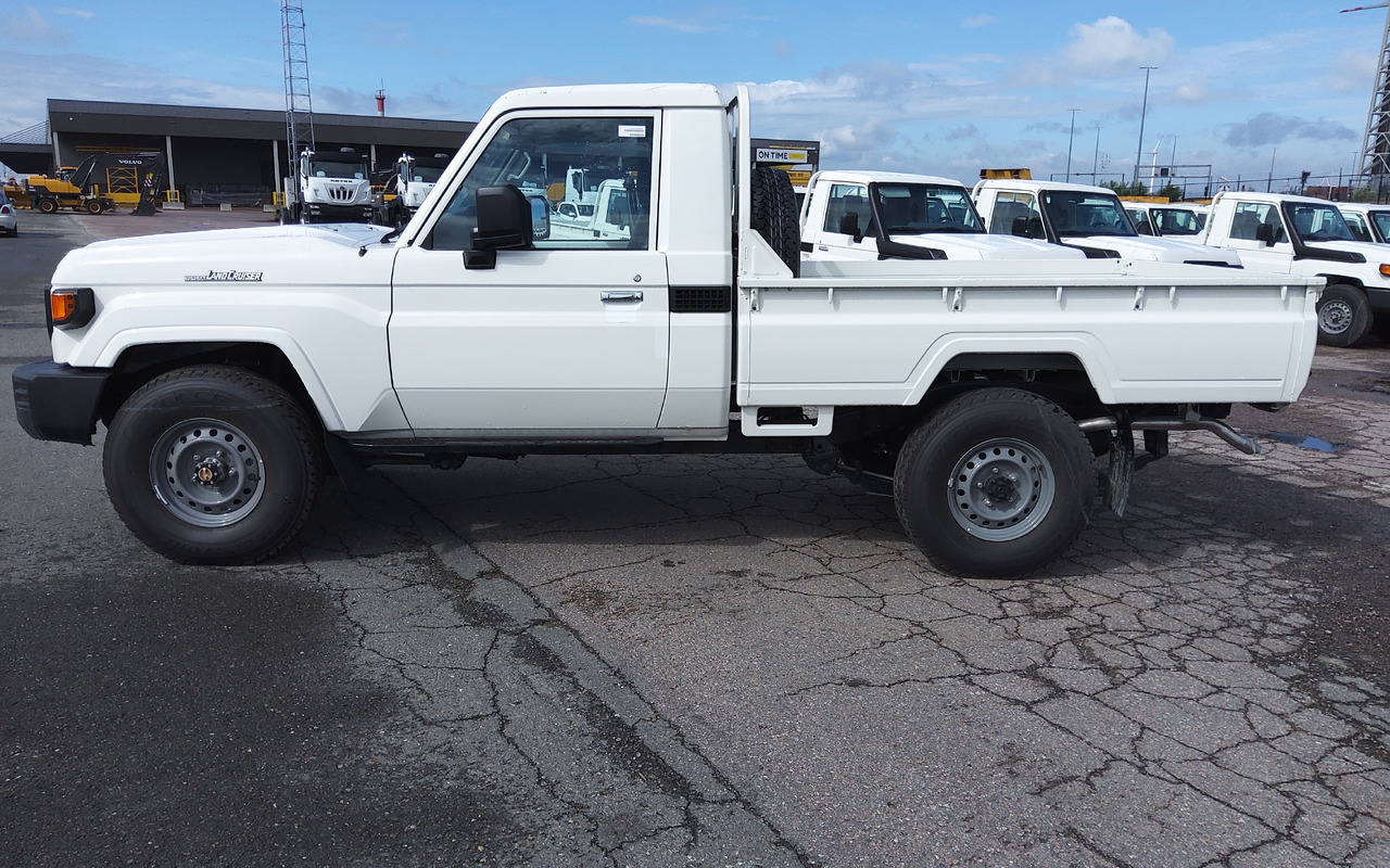 Toyota Land cruiser 79 hzj 79 single cab 4.2L Diesel Manual FACELIFT DIFF LOCK+FREEWHEEL HUB - Pick-up: obrázek 5 Toyota Land cruiser 79 hzj 79 single cab 4.2L Diesel Manual FACELIFT DIFF LOCK+FREEWHEEL HUB - Pick-up: obrázek 5