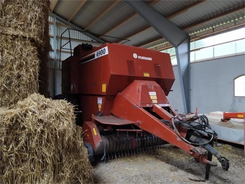 Hesston 4900 - Lis na hranaté balíky: obrázek 2 Hesston 4900 - Lis na hranaté balíky: obrázek 2