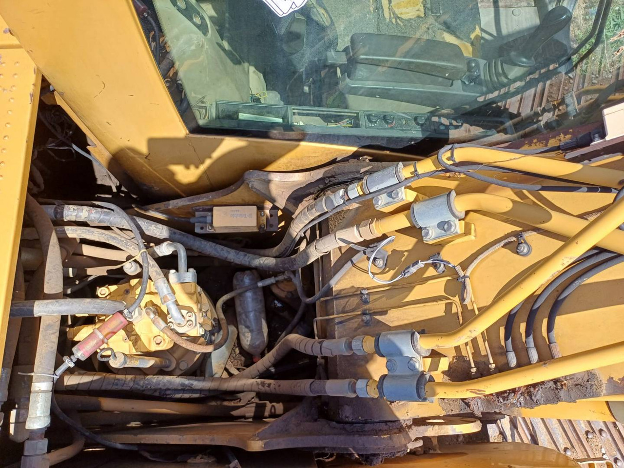 Pásové rýpadlo CAT 318C: obrázek 21