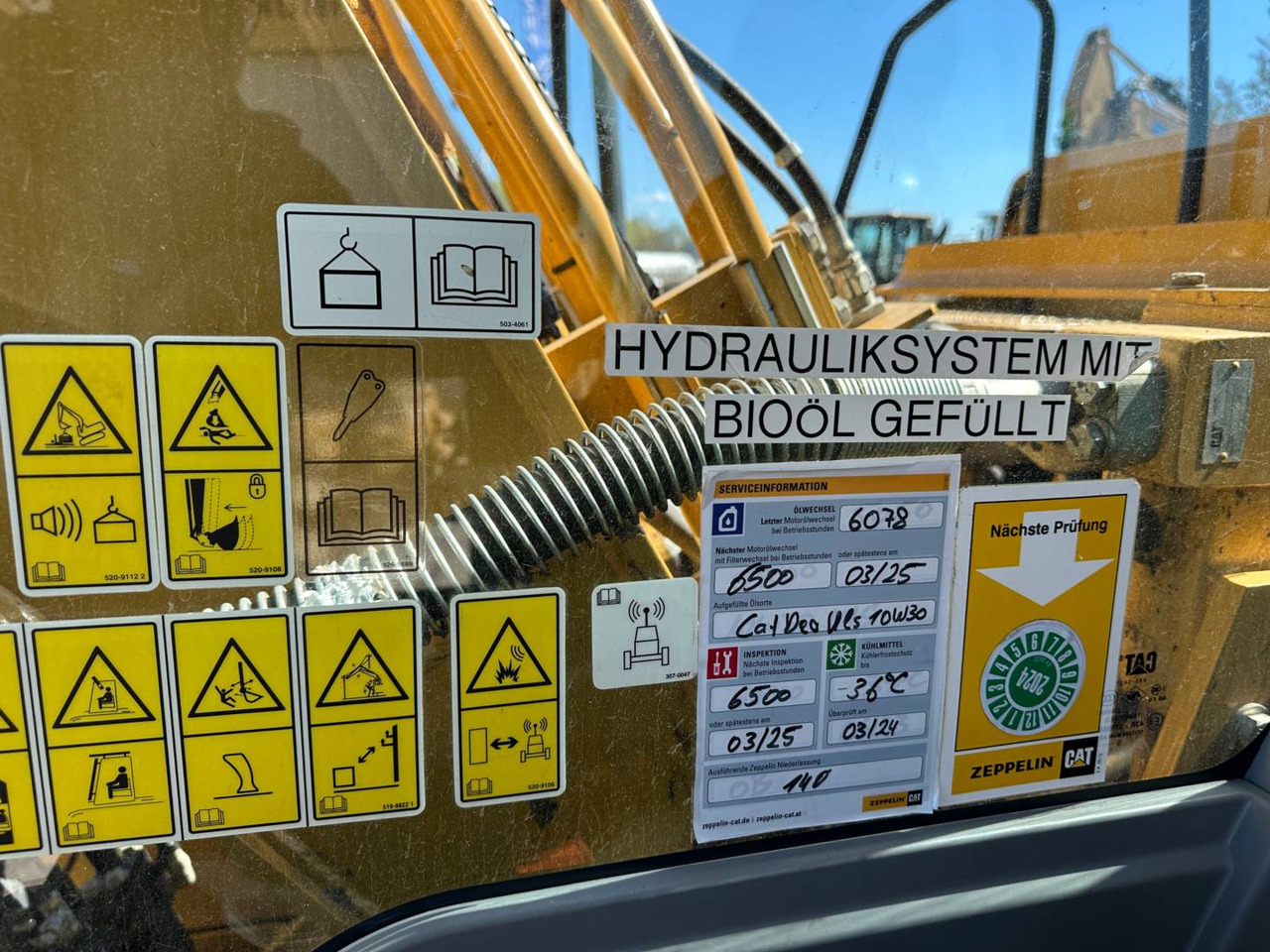 Pásové rýpadlo CAT 323: obrázek 10