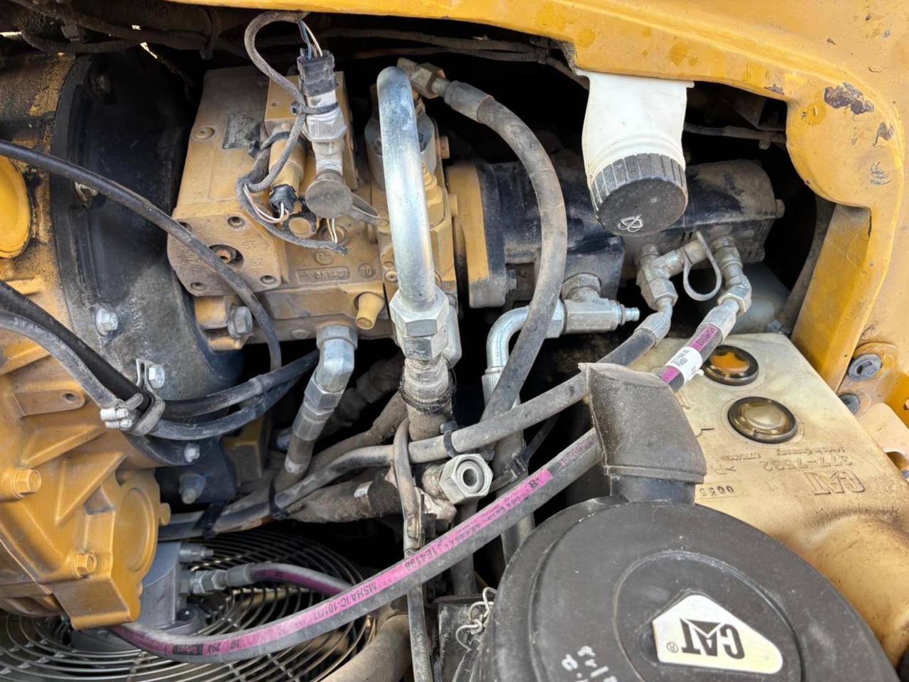 Kolový nakladač CAT 906H2: obrázek 12
