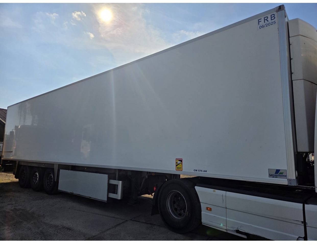 FRUHEAUF FST4 REFRIGERATED SEMITRAILER 3 AXLE MEAT RAILS THERMOKING SLX E 300 30 - Chladírenský návěs: obrázek 3 FRUHEAUF FST4 REFRIGERATED SEMITRAILER 3 AXLE MEAT RAILS THERMOKING SLX E 300 30 - Chladírenský návěs: obrázek 3