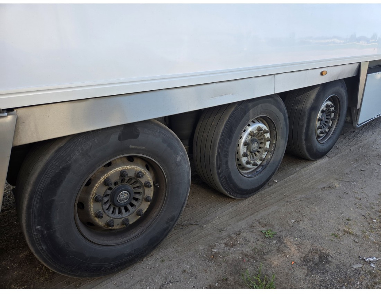 FRUHEAUF FST4 REFRIGERATED SEMITRAILER 3 AXLE MEAT RAILS THERMOKING SLX E 300 30 - Chladírenský návěs: obrázek 5 FRUHEAUF FST4 REFRIGERATED SEMITRAILER 3 AXLE MEAT RAILS THERMOKING SLX E 300 30 - Chladírenský návěs: obrázek 5