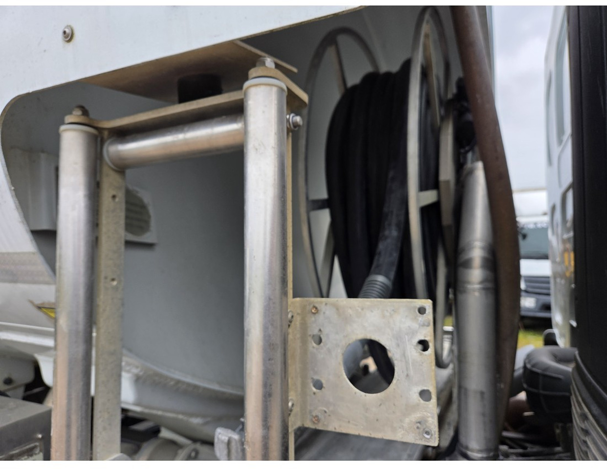 Cisternové vozidlo Renault Premium 340 6x2 Fuel Tank 18.540 L 3 compart Steering Axle Retarder Manual gearbox: obrázek 10