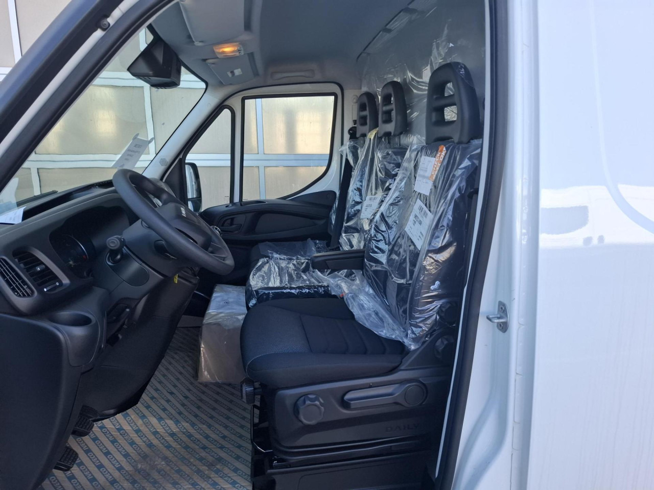 Mikrobus IVECO Daily 35S14V: obrázek 6 Mikrobus IVECO Daily 35S14V: obrázek 6