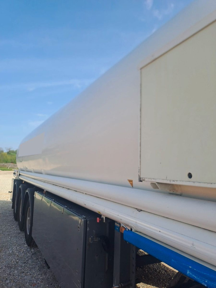 Schrader ADR, Treibstoff Diesel/Benzin, 4 Kammern, Sening Schrader ADR, Treibstoff Diesel/Benzin, 4 Kammern, Sening - Cisternový návěs: obrázek 5 Schrader ADR, Treibstoff Diesel/Benzin, 4 Kammern, Sening Schrader ADR, Treibstoff Diesel/Benzin, 4 Kammern, Sening - Cisternový návěs: obrázek 5