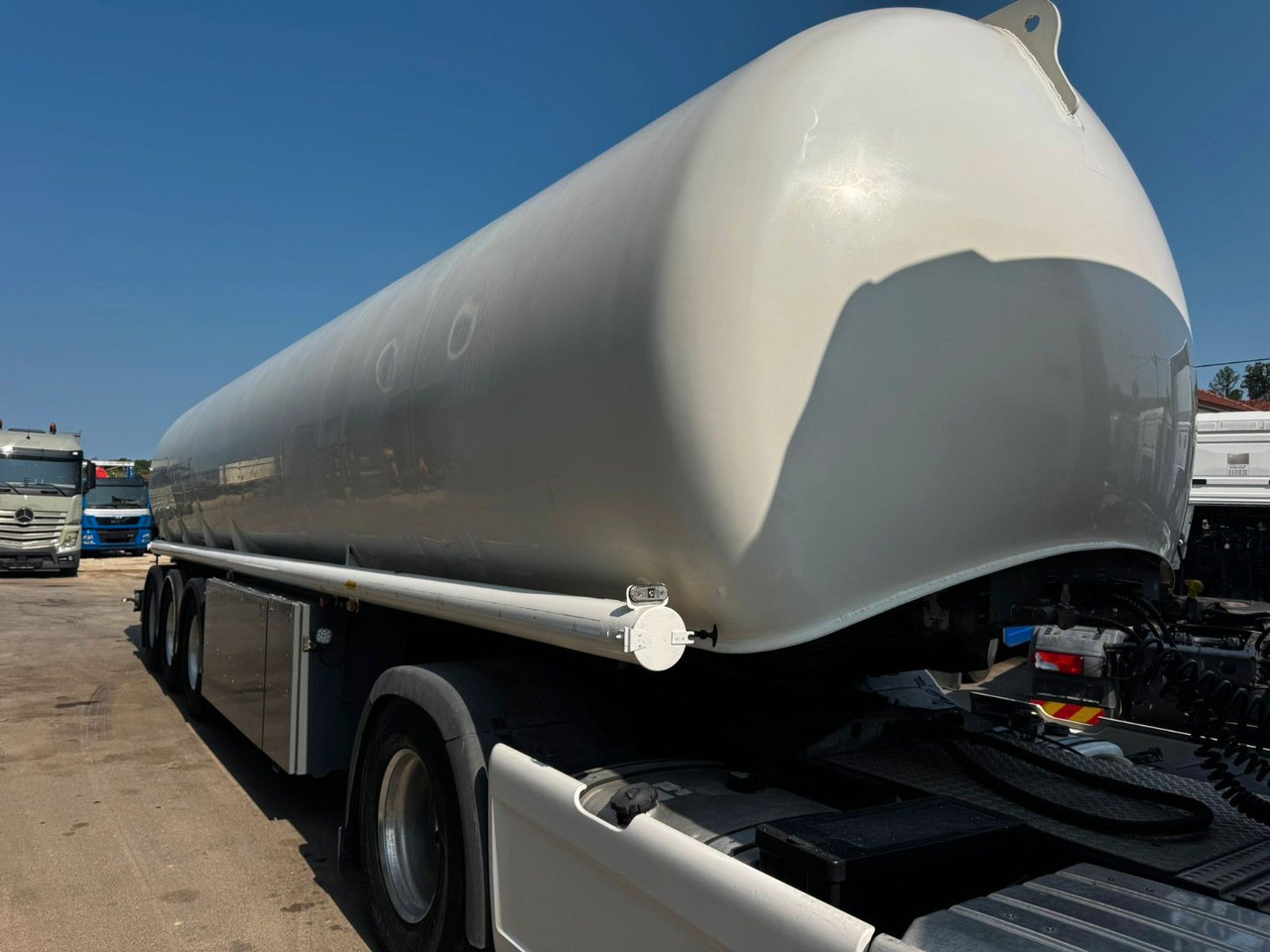Schrader Treibstoff Diesel/Benzin, 4 Kammern, Sening - Cisternový návěs: obrázek 2 Schrader Treibstoff Diesel/Benzin, 4 Kammern, Sening - Cisternový návěs: obrázek 2