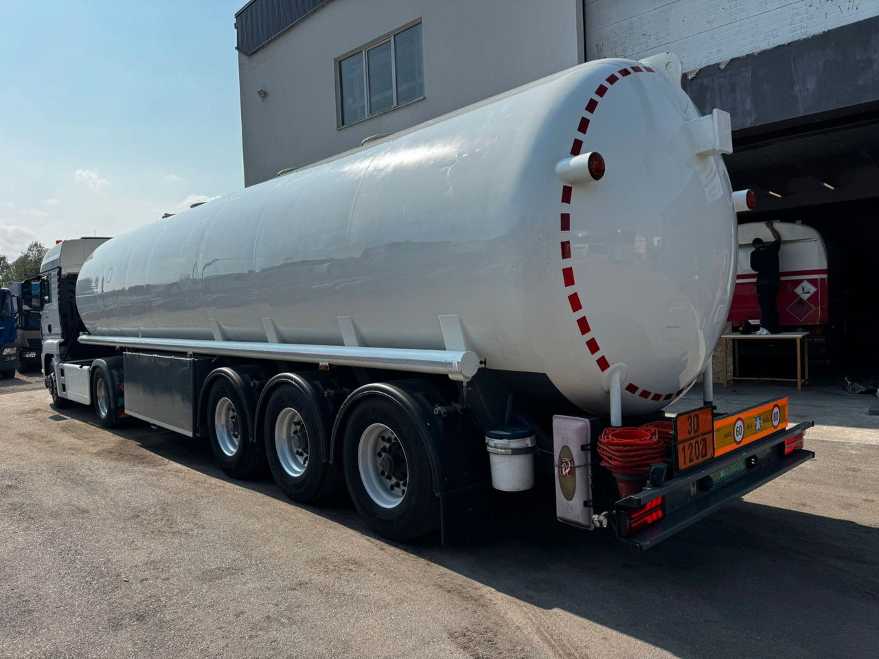 Schrader Treibstoff Diesel/Benzin, 4 Kammern, Sening - Cisternový návěs: obrázek 4 Schrader Treibstoff Diesel/Benzin, 4 Kammern, Sening - Cisternový návěs: obrázek 4