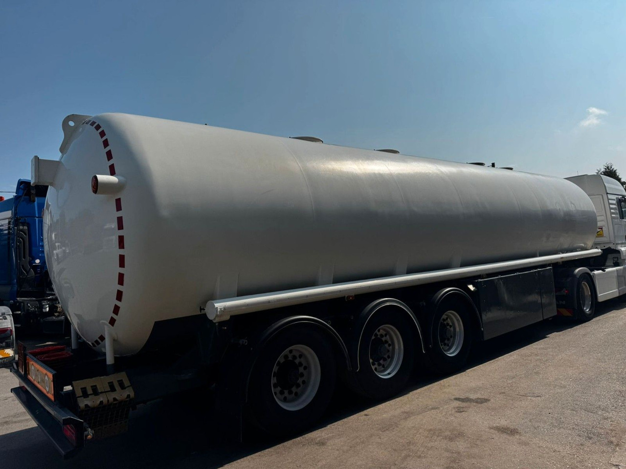 Schrader Treibstoff Diesel/Benzin, 4 Kammern, Sening - Cisternový návěs: obrázek 3 Schrader Treibstoff Diesel/Benzin, 4 Kammern, Sening - Cisternový návěs: obrázek 3