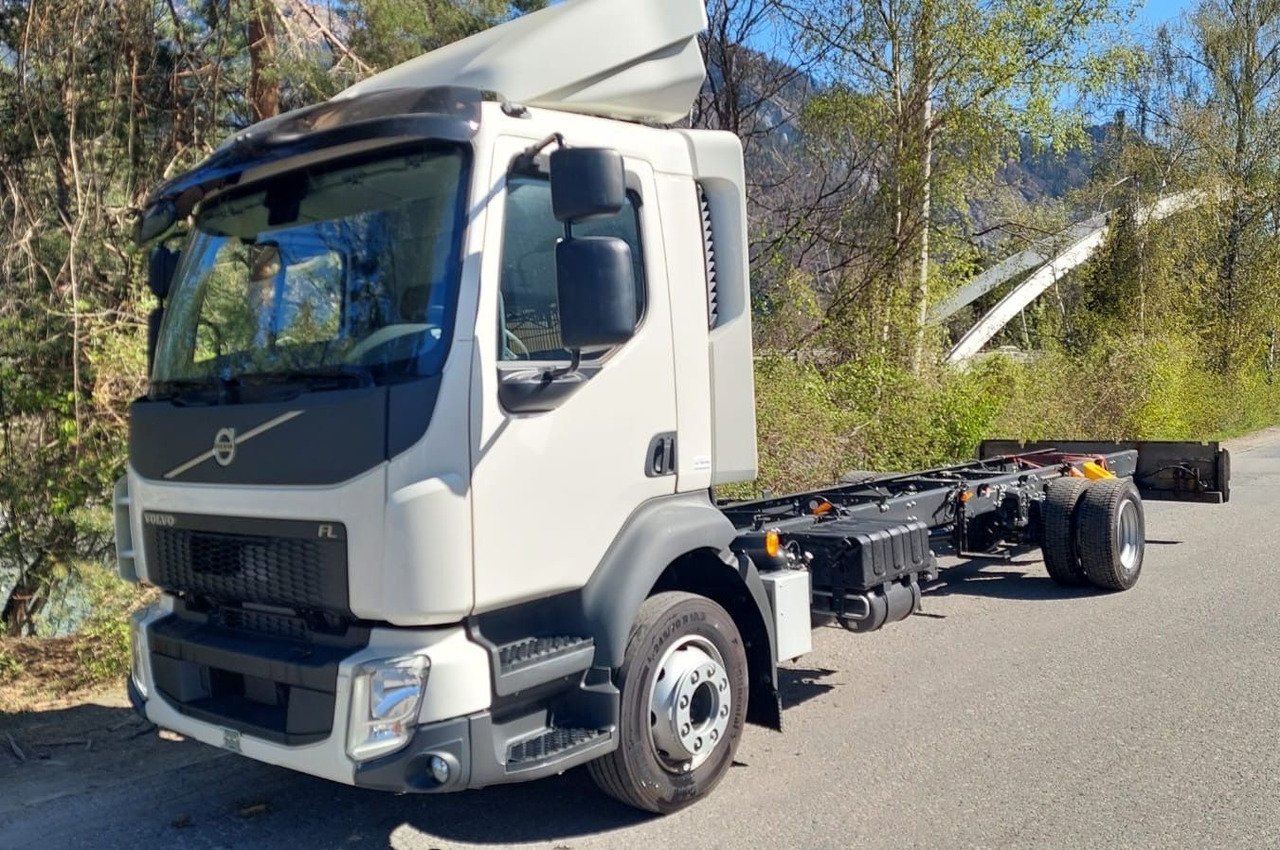 Volvo FL280 4x2, E6, Wohnwagen + 2 Pferdeplaetze Volvo FL280 4x2, E6, 7.40m Chassis, Fahrgestell - Auto na přepravu koní: obrázek 1 Volvo FL280 4x2, E6, Wohnwagen + 2 Pferdeplaetze Volvo FL280 4x2, E6, 7.40m Chassis, Fahrgestell - Auto na přepravu koní: obrázek 1