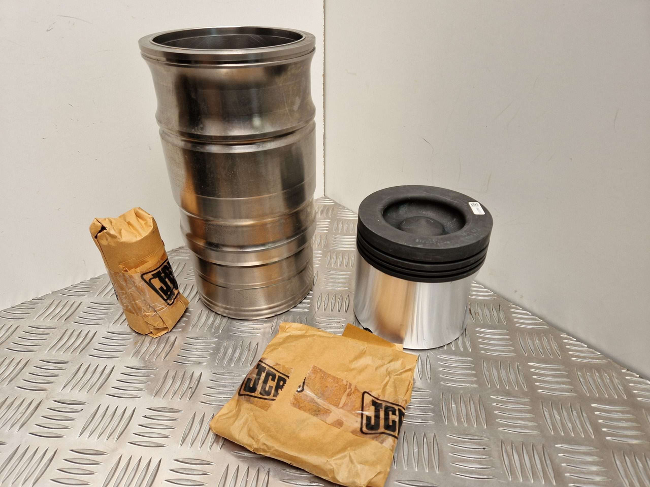 Scania 1549776 Piston Liner kit 127mm - Motor a díly pro Stavební technika: obrázek 1 Scania 1549776 Piston Liner kit 127mm - Motor a díly pro Stavební technika: obrázek 1