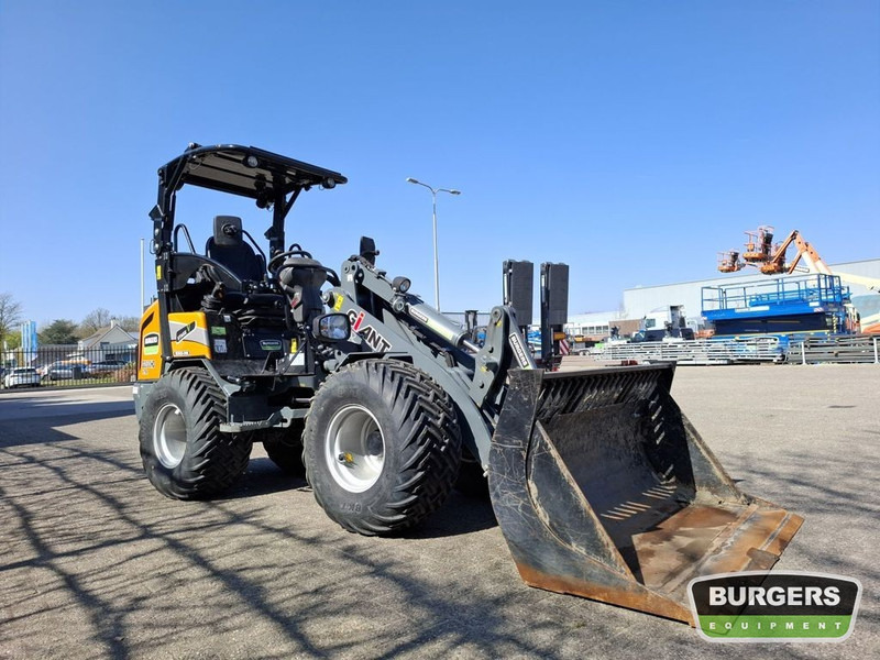 Giant G2500 - Smykem řízený nakladač pásový: obrázek 2 Giant G2500 - Smykem řízený nakladač pásový: obrázek 2