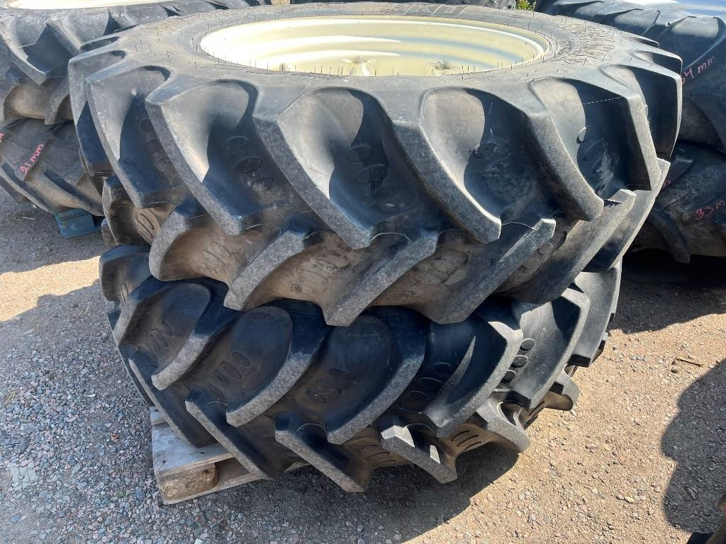 BKT 420/85R34 till New Holland T5070 - Pneumatiky pro Zemědělská technika: obrázek 1 BKT 420/85R34 till New Holland T5070 - Pneumatiky pro Zemědělská technika: obrázek 1