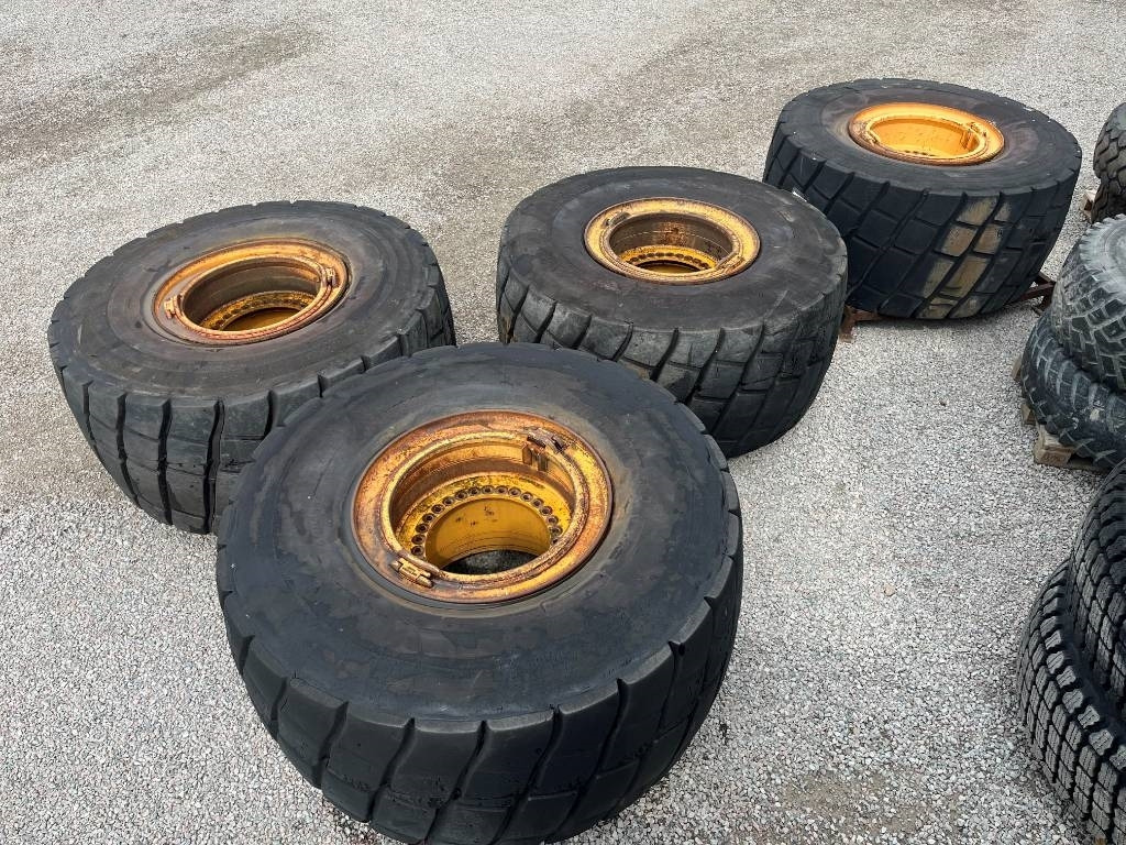 Kompletní kolo Bridgestone Regummerade 875/65R29 på Volvo L220 fälg: obrázek 1