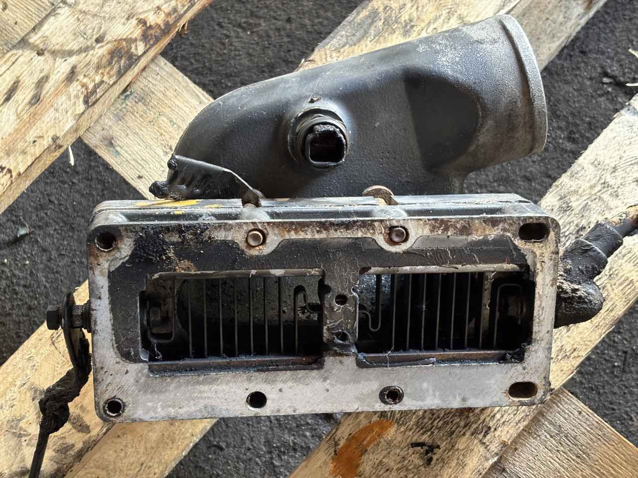 CAT Caterpillar C9 201-9765 Kolanko Wlotu Powietrza 2019765 - Trubka sání vzduchu pro Zemědělská technika: obrázek 3 CAT Caterpillar C9 201-9765 Kolanko Wlotu Powietrza 2019765 - Trubka sání vzduchu pro Zemědělská technika: obrázek 3