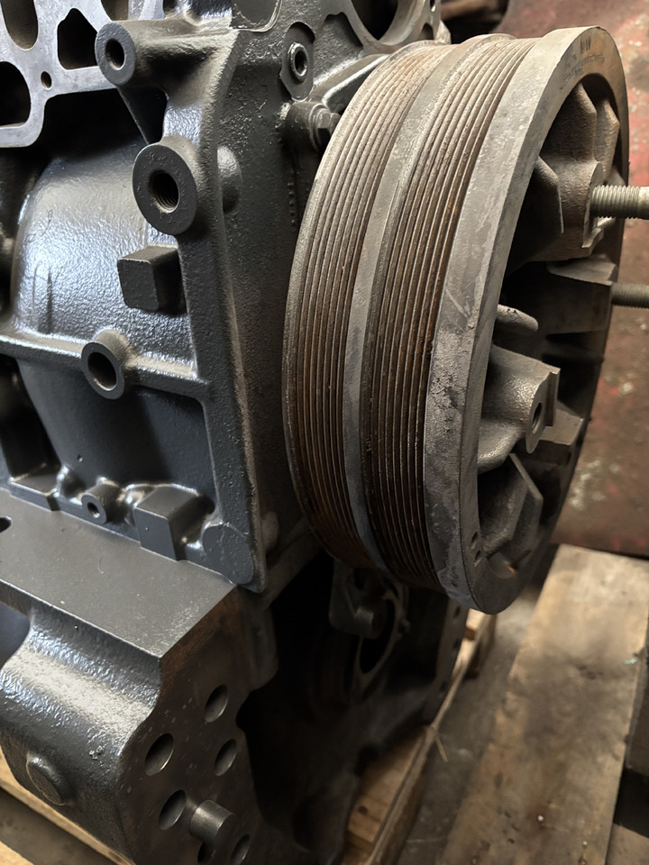 Fendt 936 Gen 7 Silnik D1556LE523 Tłumik Drgań Koło Pasowe H218PF150087A CZĘŚCI - Motor a díly pro Traktor: obrázek 1 Fendt 936 Gen 7 Silnik D1556LE523 Tłumik Drgań Koło Pasowe H218PF150087A CZĘŚCI - Motor a díly pro Traktor: obrázek 1