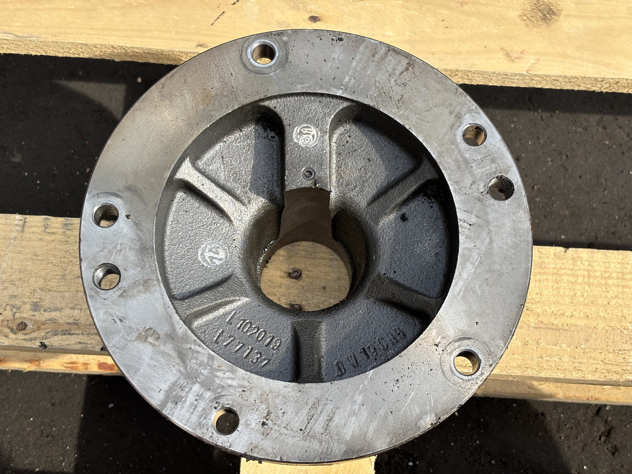 John Deere 6630 Obudowa łożyska L77137 L102019 - Díly pásových podvozků pro Zemědělská technika: obrázek 1 John Deere 6630 Obudowa łożyska L77137 L102019 - Díly pásových podvozků pro Zemědělská technika: obrázek 1