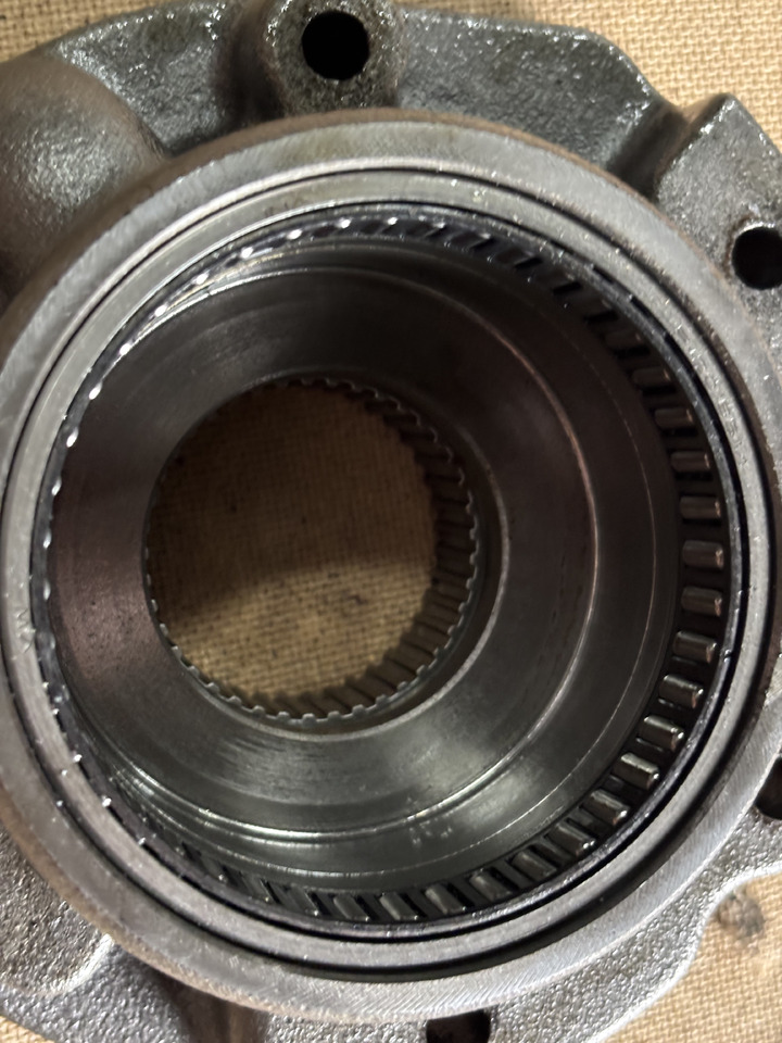 John Deere 6910, 6910S Obudowa Pompy Oleju Łożyska R109001 JD10269 R108926 R108928 - Olejové čerpadlo pro Traktor: obrázek 2 John Deere 6910, 6910S Obudowa Pompy Oleju Łożyska R109001 JD10269 R108926 R108928 - Olejové čerpadlo pro Traktor: obrázek 2