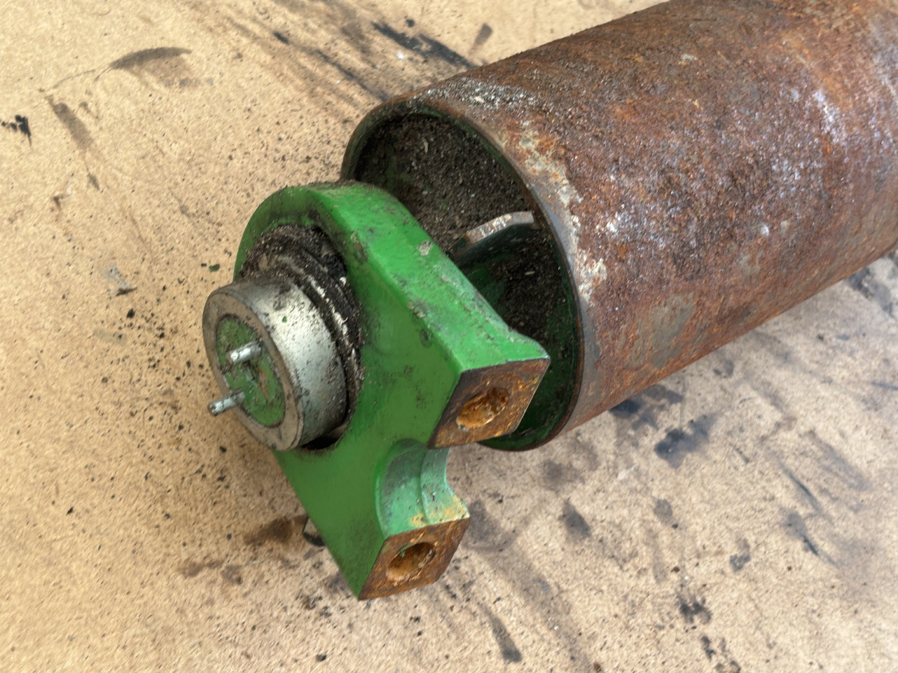 John Deere 8600 Walec Gładki Obudowa Łożyska AXE14946 HXE100665 - Díly pásových podvozků pro Zemědělská technika: obrázek 1 John Deere 8600 Walec Gładki Obudowa Łożyska AXE14946 HXE100665 - Díly pásových podvozků pro Zemědělská technika: obrázek 1