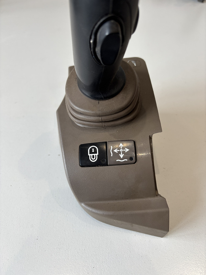 John Deere seria 6000 7000 8000 R - joystick 5-funkcyjny CommandARM RE573554 - Řadící páka pro Zemědělská technika: obrázek 3 John Deere seria 6000 7000 8000 R - joystick 5-funkcyjny CommandARM RE573554 - Řadící páka pro Zemědělská technika: obrázek 3