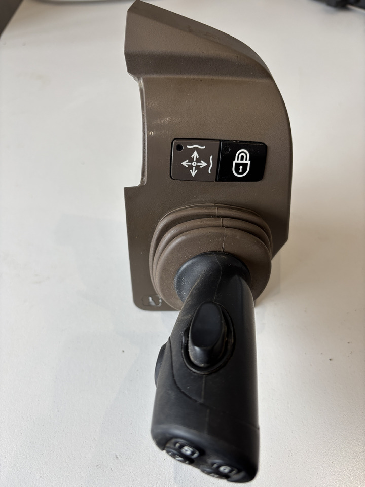 John Deere seria 6000 7000 8000 R - joystick 5-funkcyjny CommandARM RE573554 - Řadící páka pro Zemědělská technika: obrázek 1 John Deere seria 6000 7000 8000 R - joystick 5-funkcyjny CommandARM RE573554 - Řadící páka pro Zemědělská technika: obrázek 1