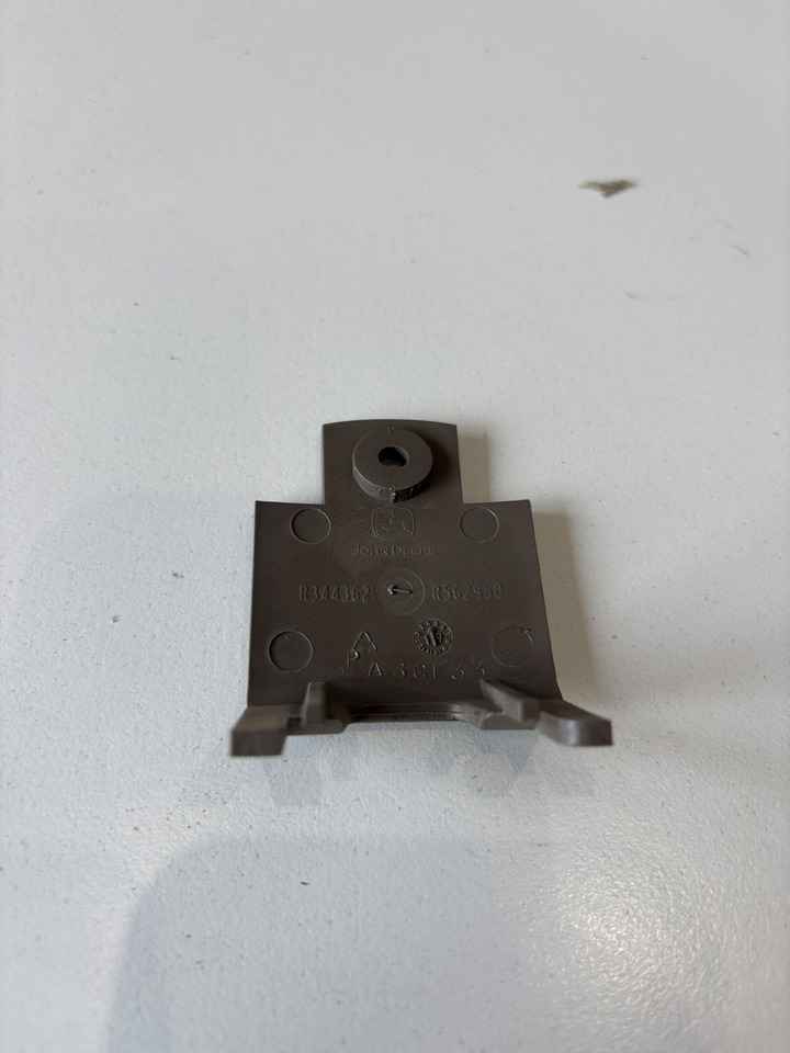 John Deere seria 6000 7000 8000 R - osłona mocowania wyświetlacza R344362 - Kabina a interiér pro Zemědělská technika: obrázek 2 John Deere seria 6000 7000 8000 R - osłona mocowania wyświetlacza R344362 - Kabina a interiér pro Zemědělská technika: obrázek 2